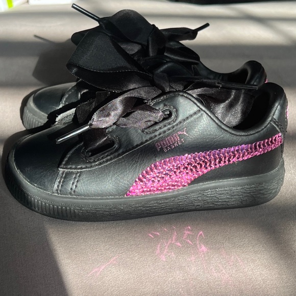Little girls Puma Sneakers, Black with hot pink sequins, size 8 - Picture 5 of 9